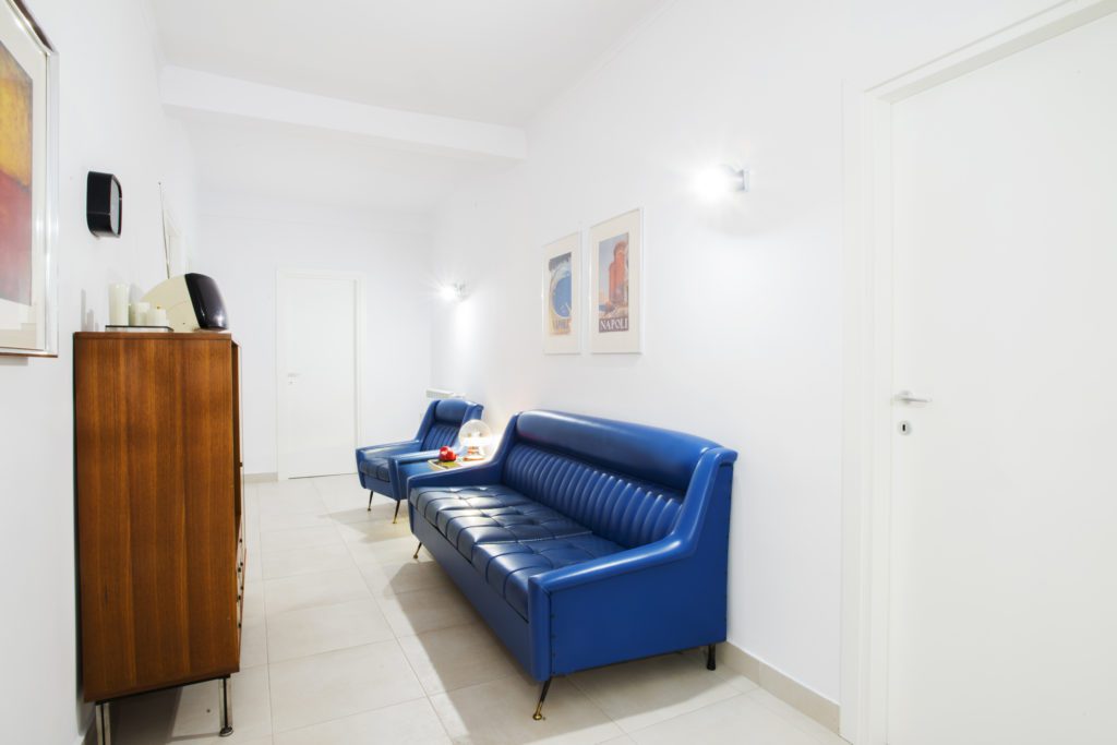Entrance - Living, this room is accessible to all other rooms. You will be able to rest after your walks, watch a movie, surf on web with free wi-fi, read a book and plan your itineraries with the tourist material that we make available to you.