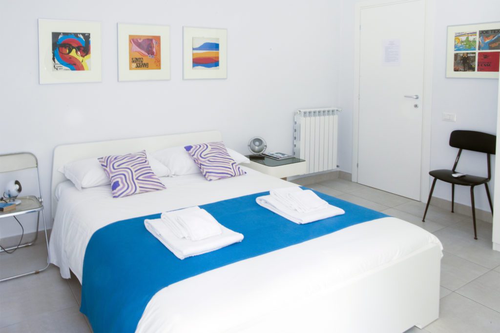 Room 2-two is elegant with refined details. Bright and welcoming. You find a comfortable double bed cm160x200 and a three-door closet. With small balcony, air conditioning and heating. Equipped with a private bathroom with large shower.